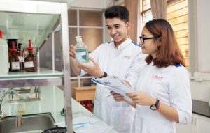 Lựa chọn trường đào tạo ngành Dược uy tín không chỉ giúp nâng cao chất lượng học tập mà còn mở rộng cơ hội việc làm sau khi tốt nghiệp